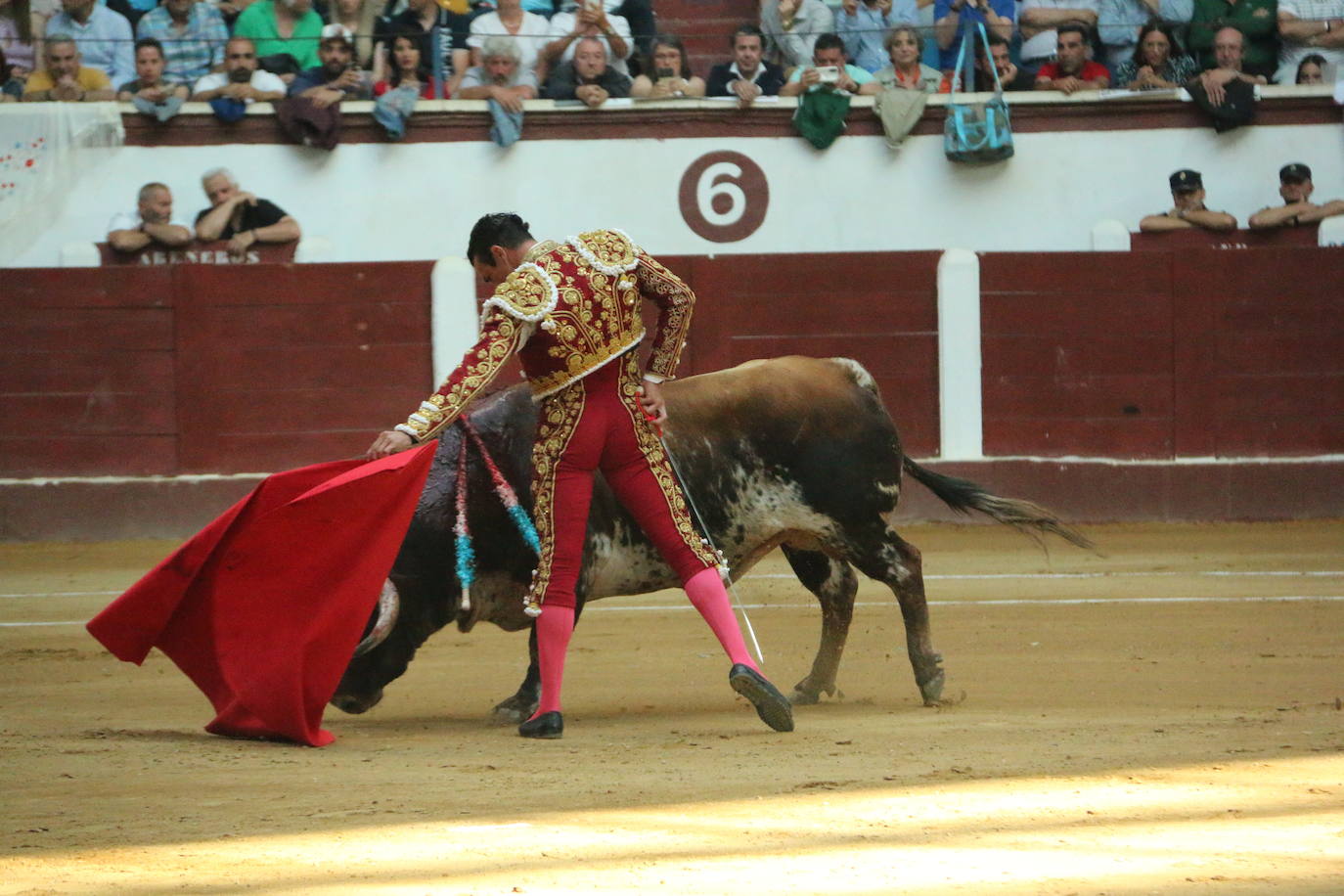 Manzanares durante un lance de la corrida