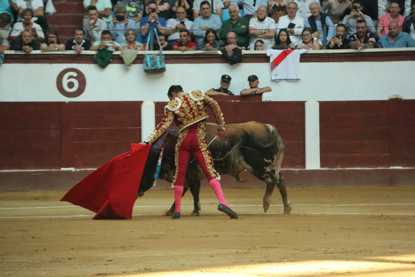 Manzanares durante un lance de la corrida