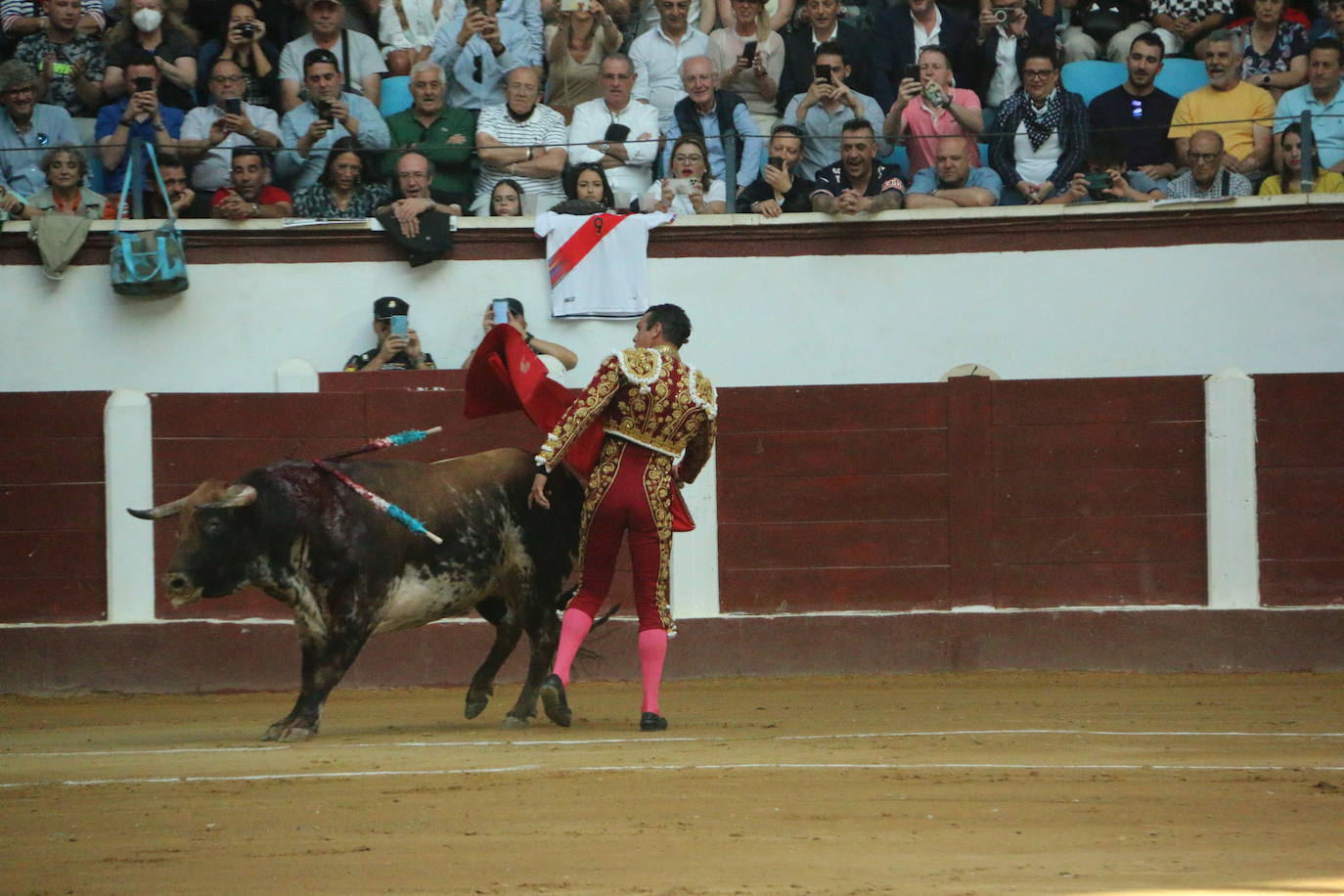 Manzanares durante un lance de la corrida