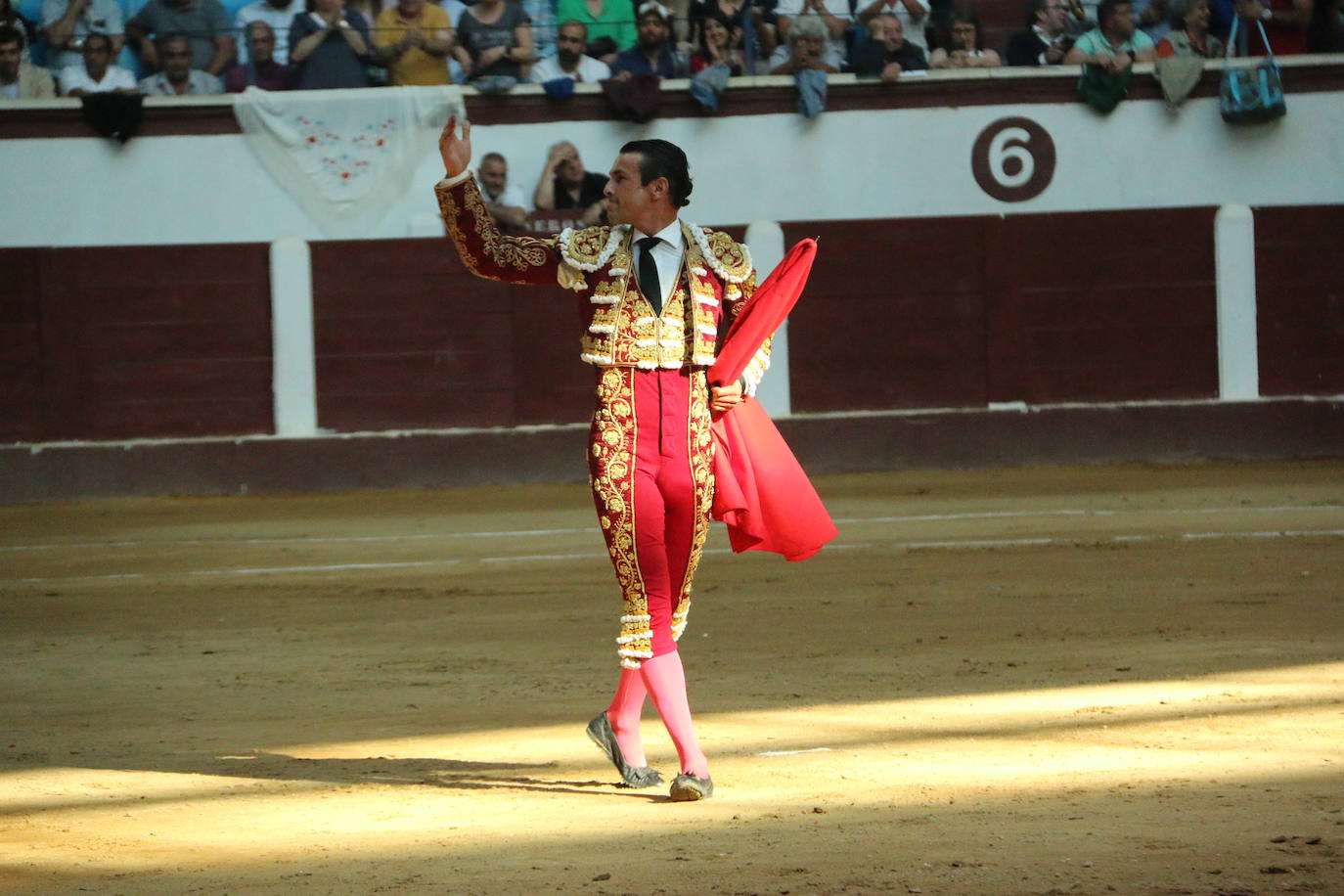 Manzanares durante un lance de la corrida