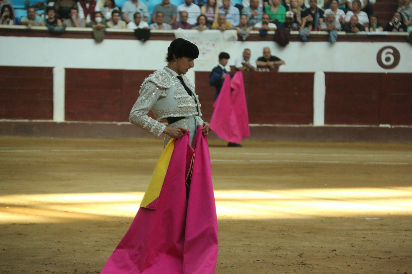 Manzanares durante un lance de la corrida