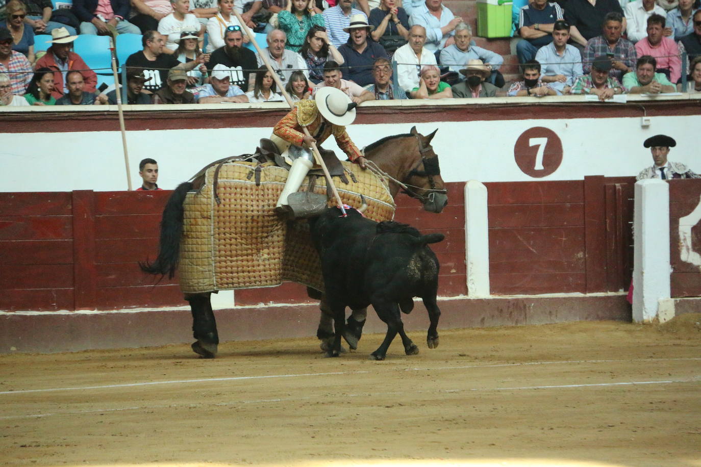 Manzanares durante un lance de la corrida