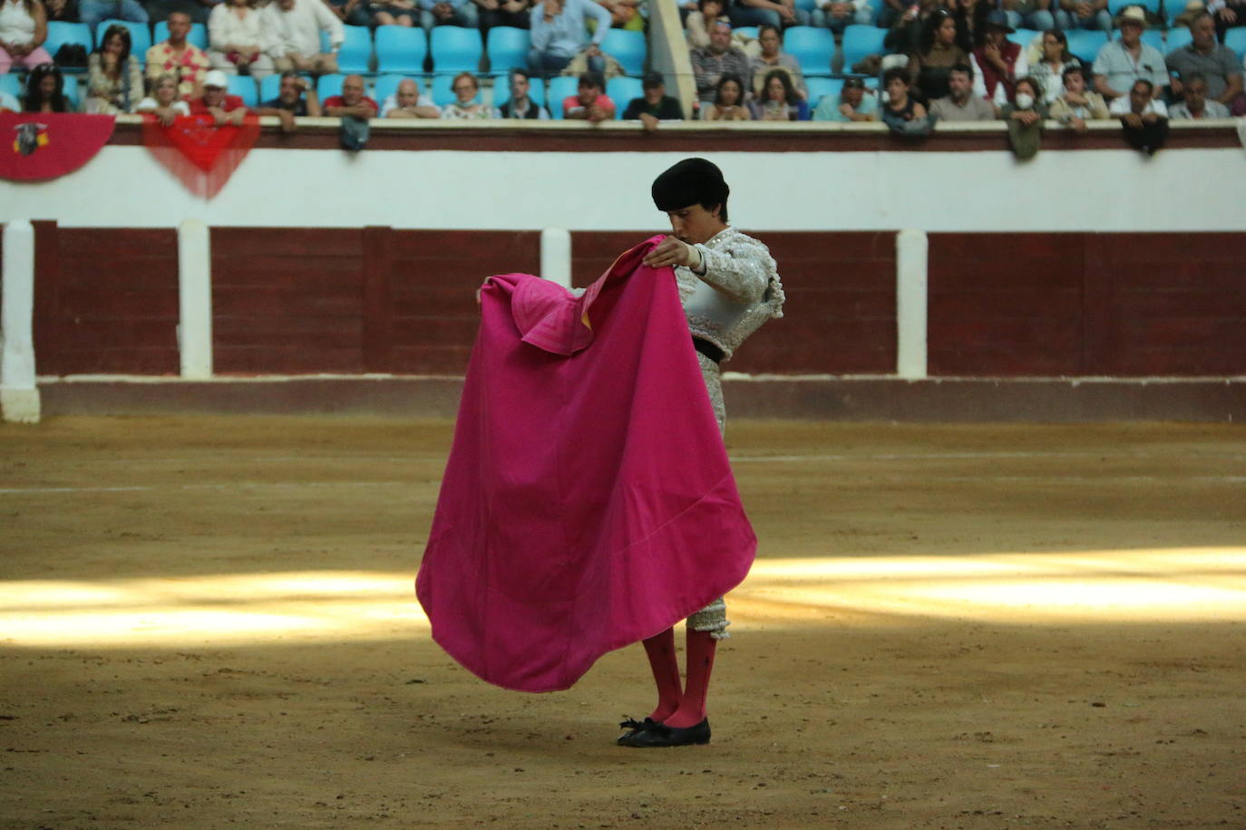 Manzanares durante un lance de la corrida