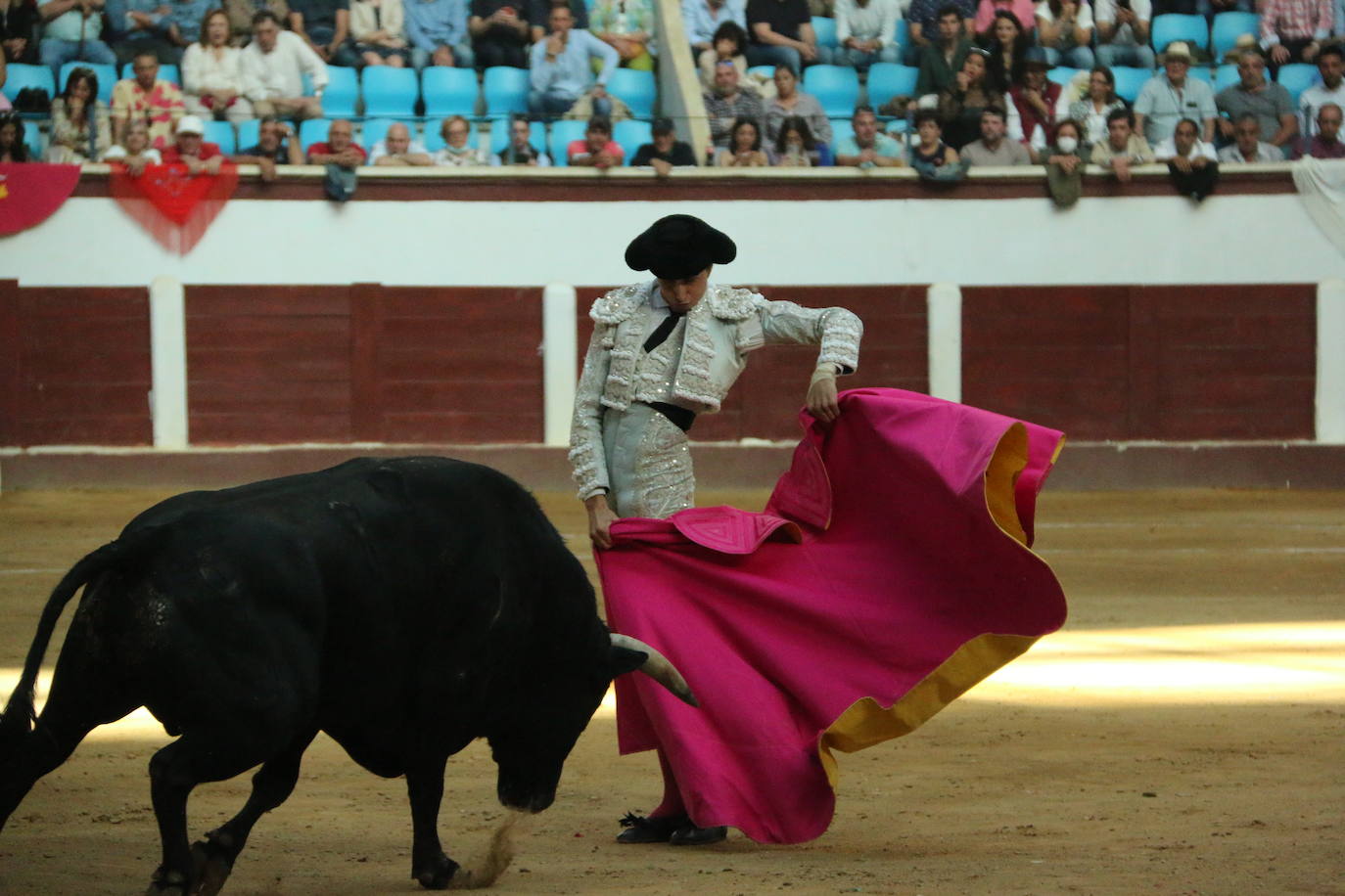 Manzanares durante un lance de la corrida