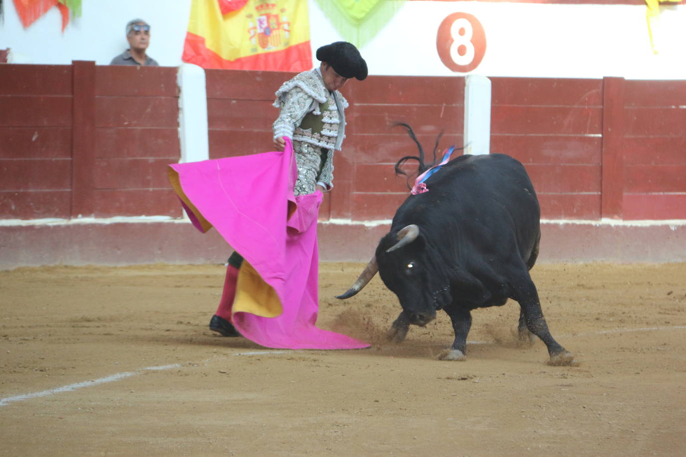 Manzanares durante un lance de la corrida