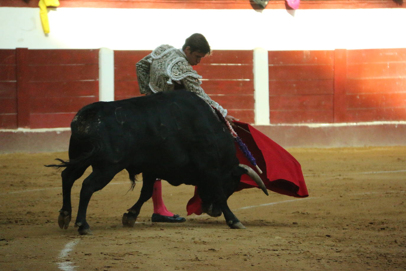 Manzanares durante un lance de la corrida