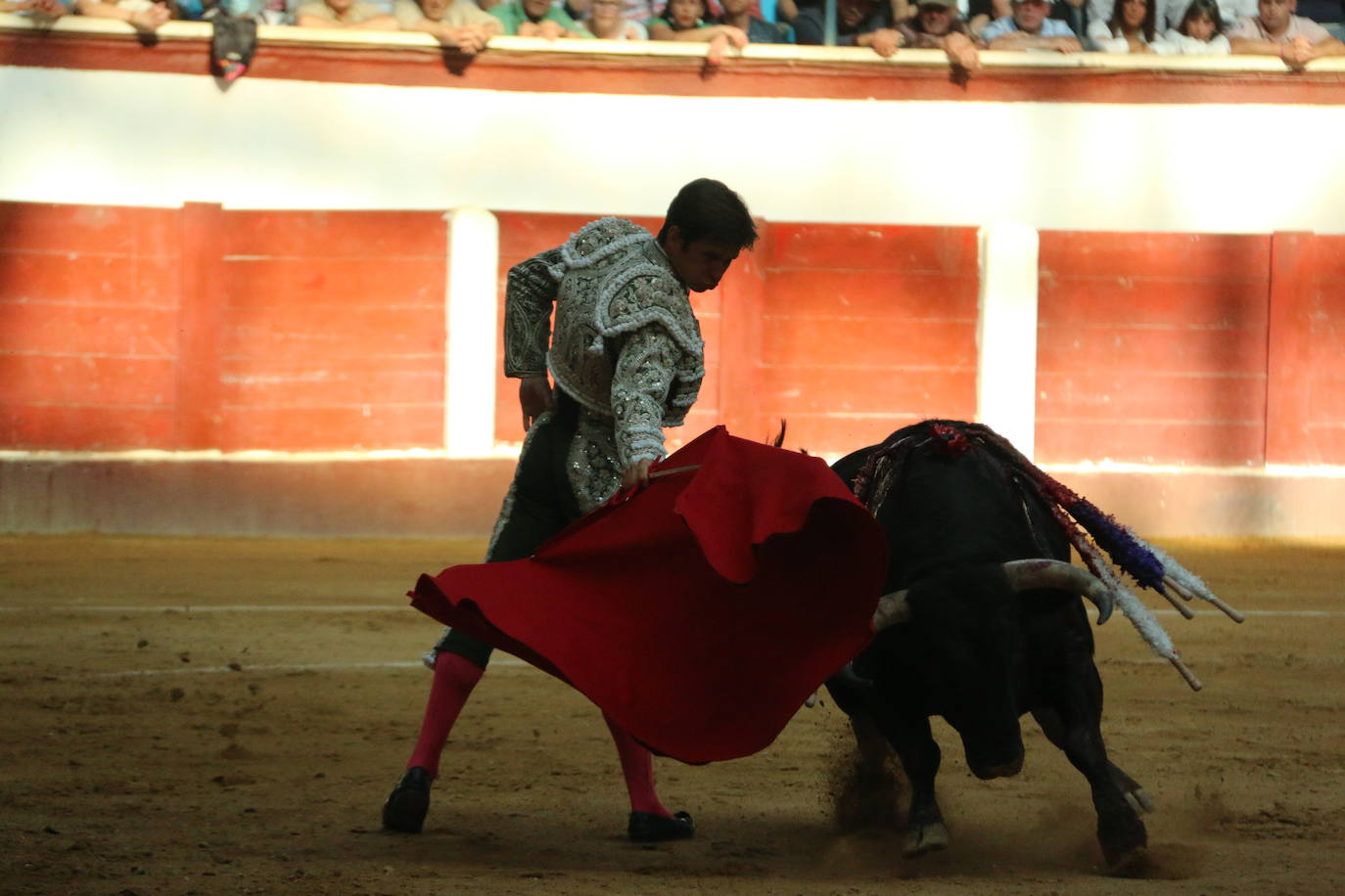 Manzanares durante un lance de la corrida