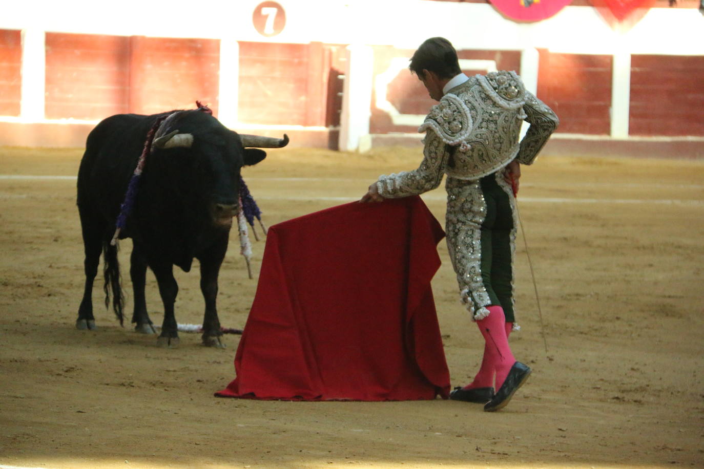 Manzanares durante un lance de la corrida