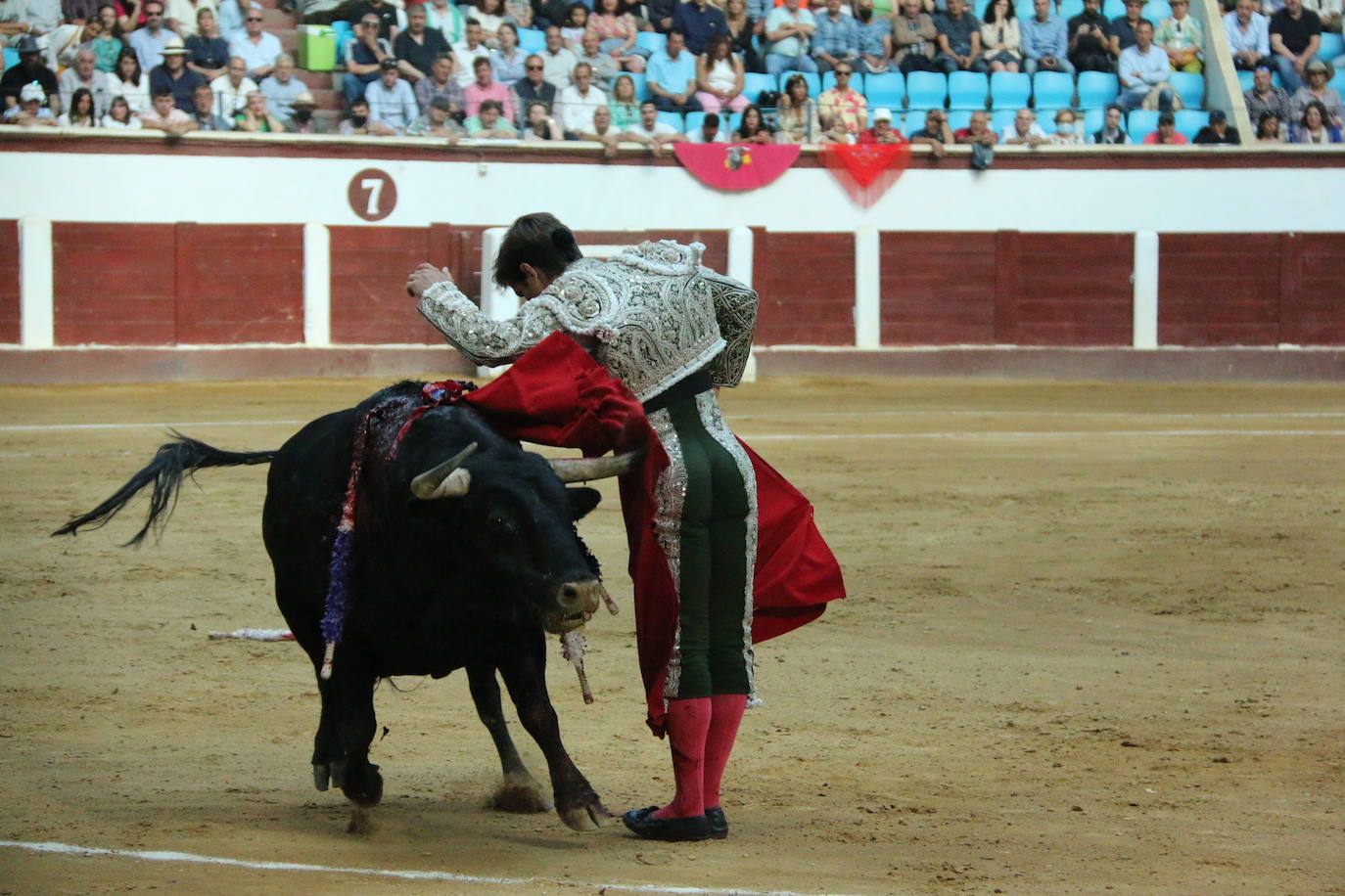 Manzanares durante un lance de la corrida