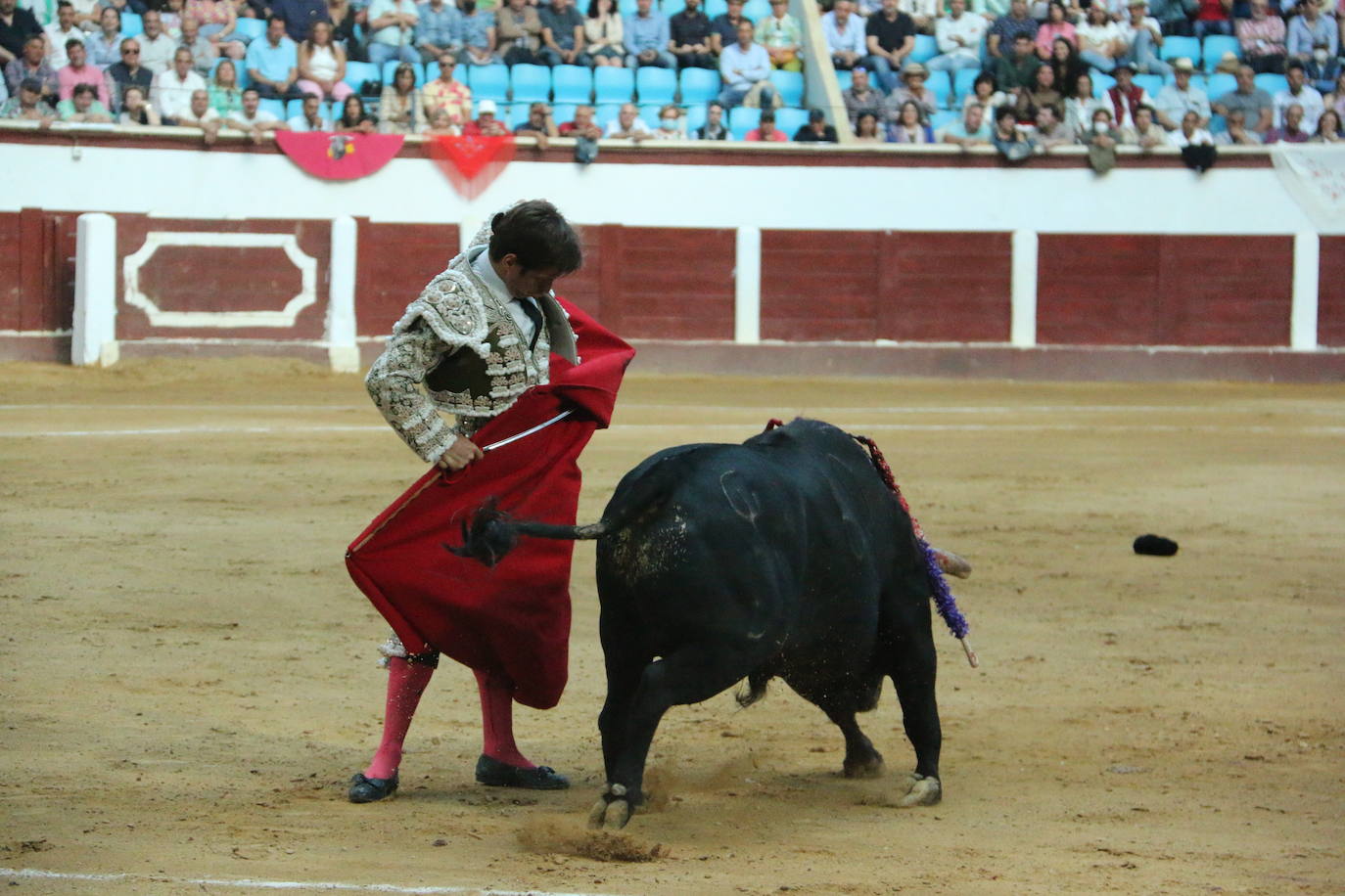 Manzanares durante un lance de la corrida