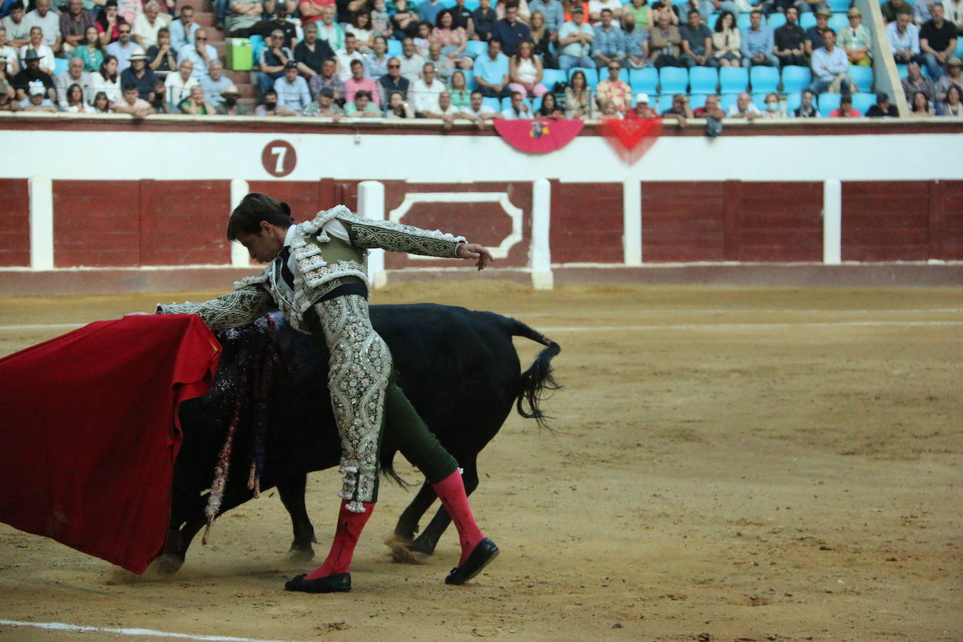 Manzanares durante un lance de la corrida