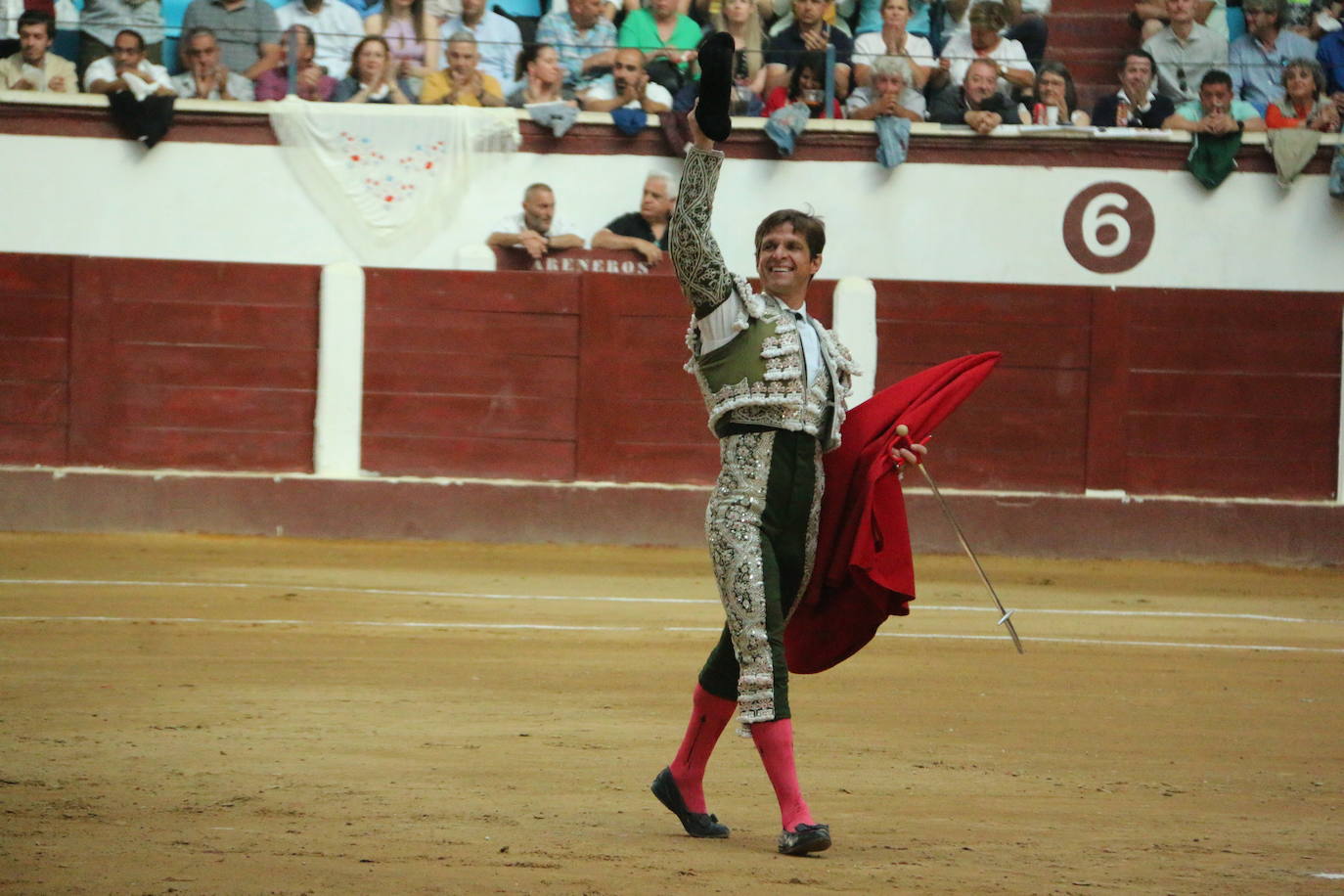 Manzanares durante un lance de la corrida