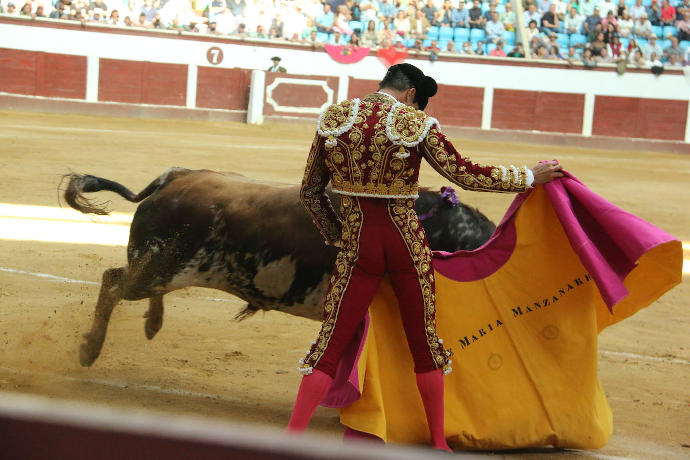 Manzanares durante un lance de la corrida