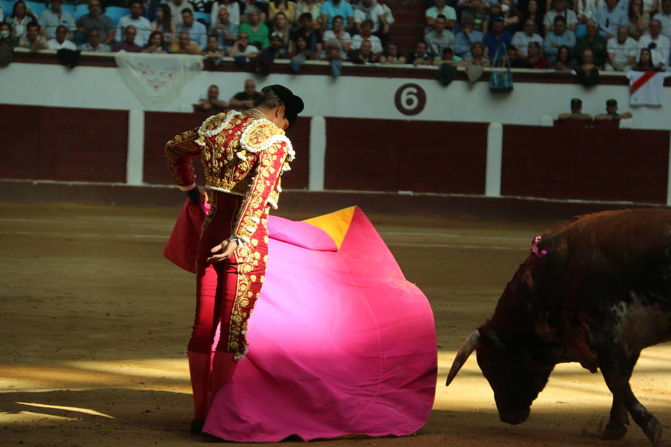 Manzanares durante un lance de la corrida