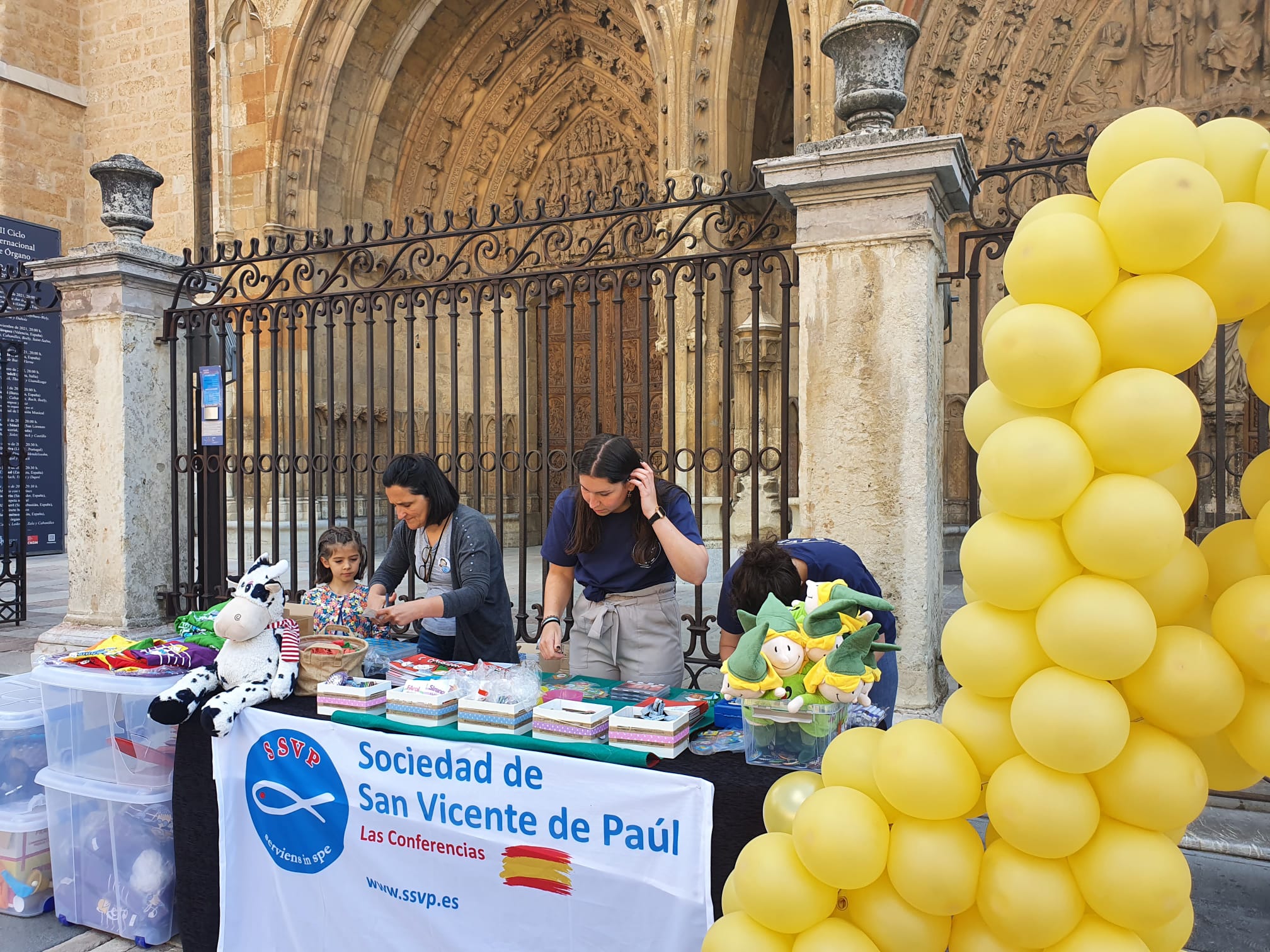 Música solidaria a los pies de la Catedral. Los pequeños alumnos de '+QMÚSICA' han sacado sus instrumentos en la plza de la Regla para mostrar las acciones sociales que realiza la Sociedad de San Vicente de Paúl.