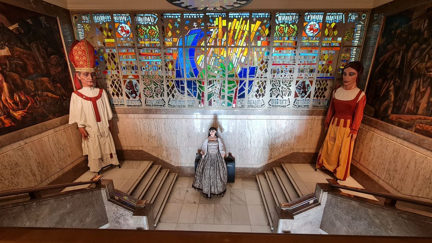 'El leonés', 'la leonesa', 'la mora', 'el moro', 'la pícara', 'el cura' y 'la tarasca' se refugian cada día en su cuartel general a la espera de recorrer las calles de la ciudad. Durante las fiestas, los gigantes y cabezudos, se convierten en los 'guardianes' de San Marcelo. 