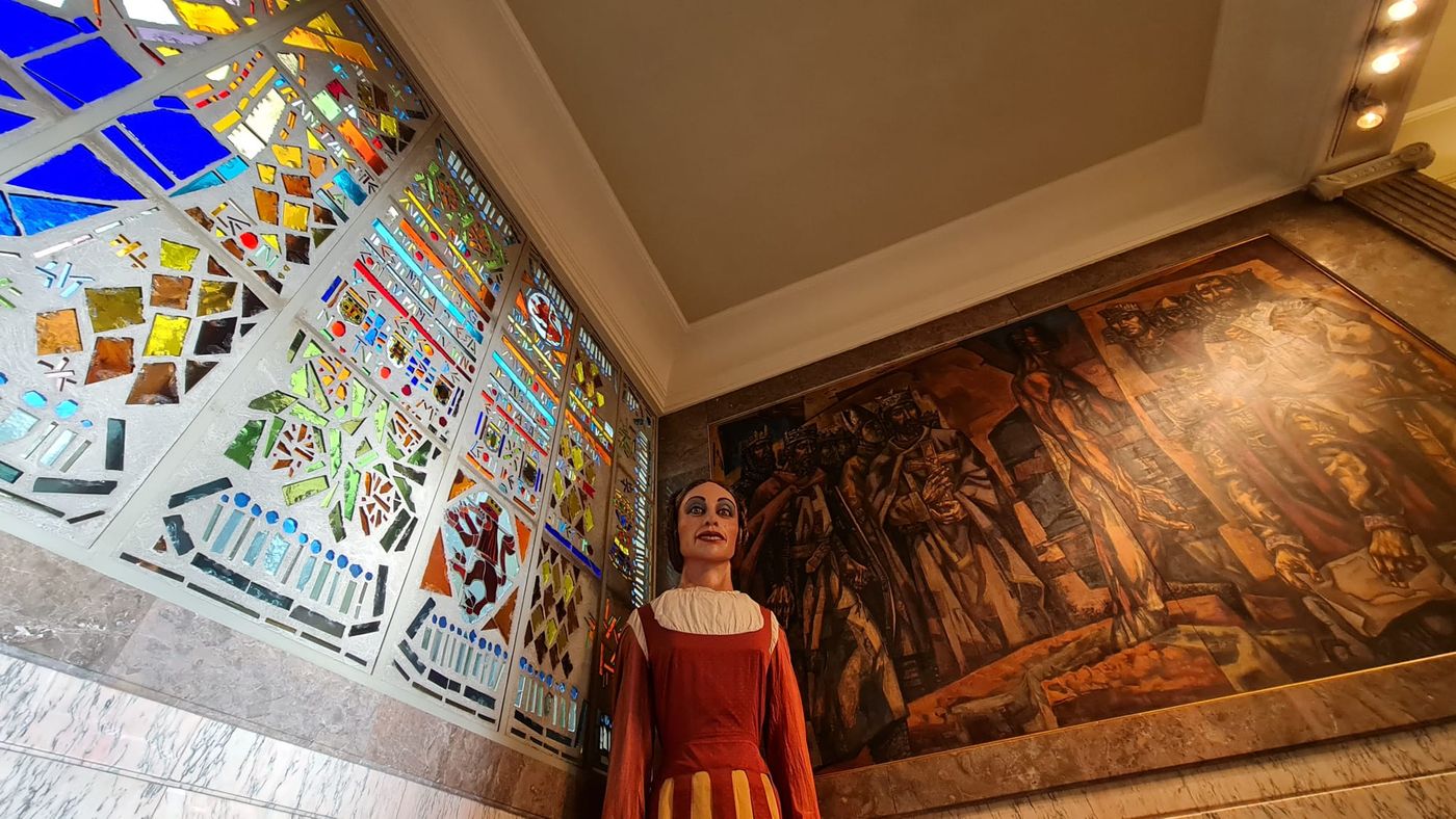 'El leonés', 'la leonesa', 'la mora', 'el moro', 'la pícara', 'el cura' y 'la tarasca' se refugian cada día en su cuartel general a la espera de recorrer las calles de la ciudad. Durante las fiestas, los gigantes y cabezudos, se convierten en los 'guardianes' de San Marcelo. 