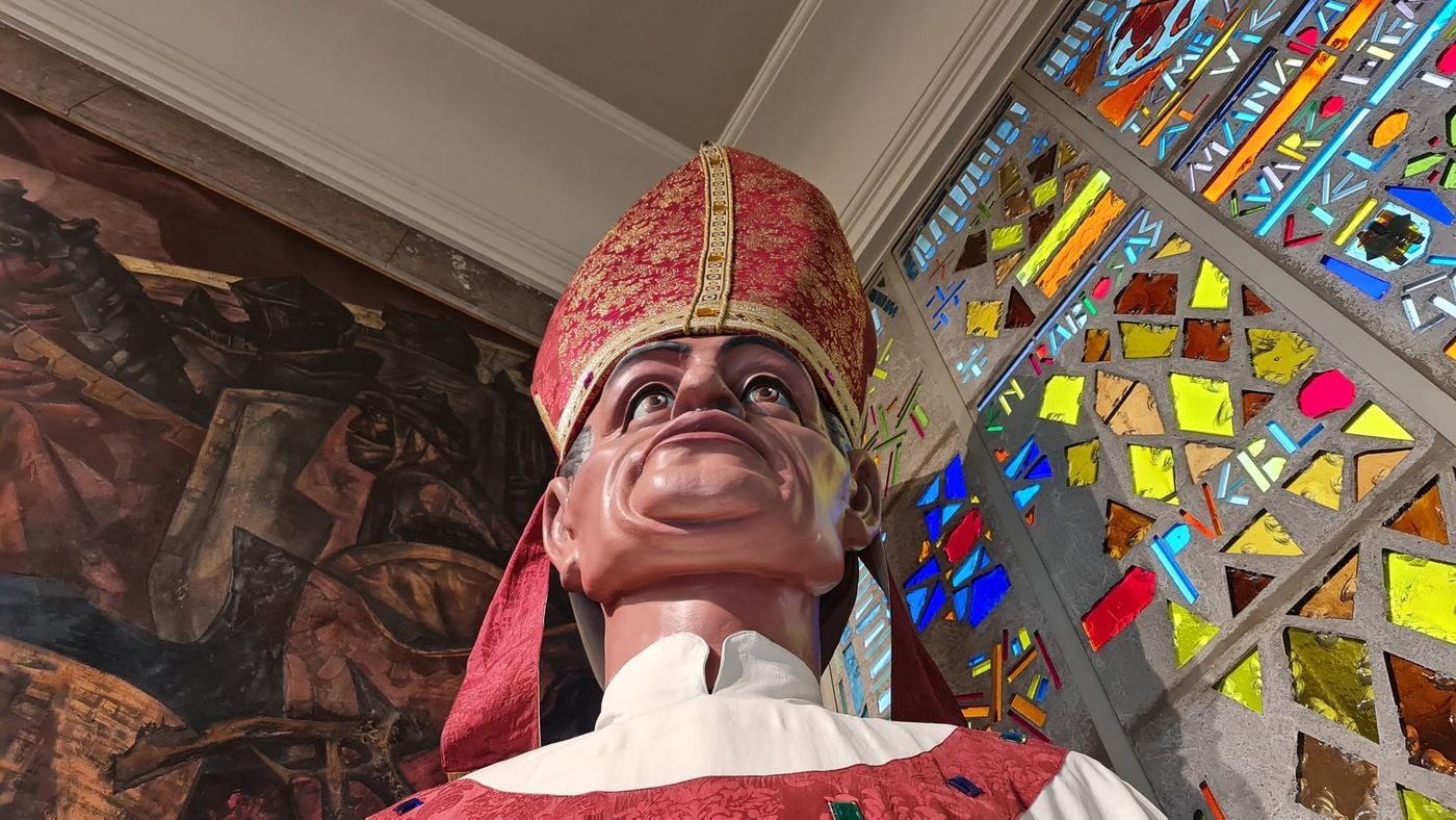 'El leonés', 'la leonesa', 'la mora', 'el moro', 'la pícara', 'el cura' y 'la tarasca' se refugian cada día en su cuartel general a la espera de recorrer las calles de la ciudad. Durante las fiestas, los gigantes y cabezudos, se convierten en los 'guardianes' de San Marcelo. 