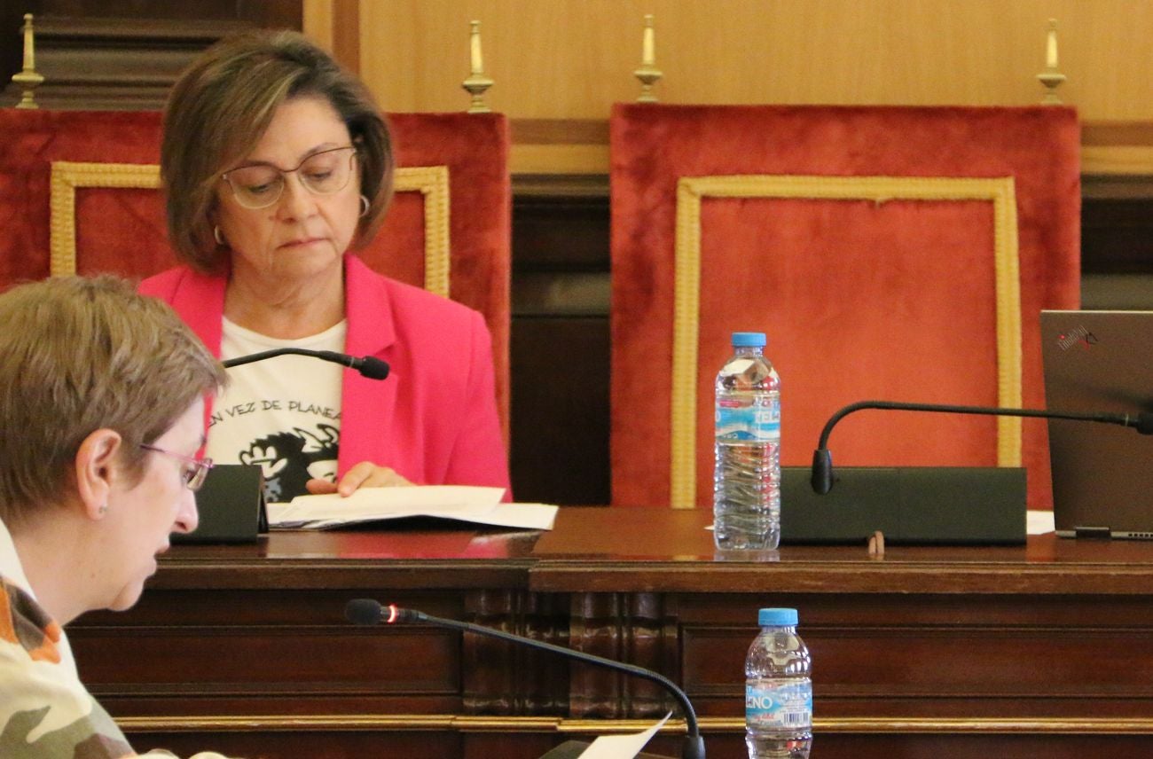 Celebración del pleno del Ayuntamiento de León en los salones de San Marcelo. El equipo de gobierno ha dado el visto bueno a numerosas iniciativas, entre ellas la concesión de la medalla de oro de la ciudad a Policía Nacional y Protección Civil.