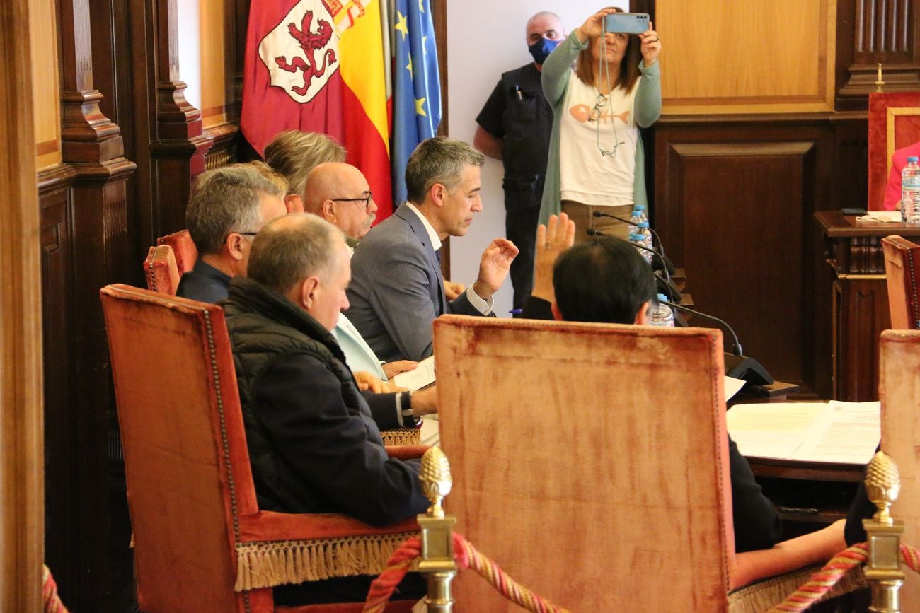 Celebración del pleno del Ayuntamiento de León en los salones de San Marcelo. El equipo de gobierno ha dado el visto bueno a numerosas iniciativas, entre ellas la concesión de la medalla de oro de la ciudad a Policía Nacional y Protección Civil.