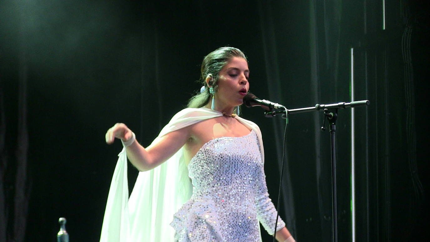 Soleá Morente, en el escenario de la plaza Mayor de León. 