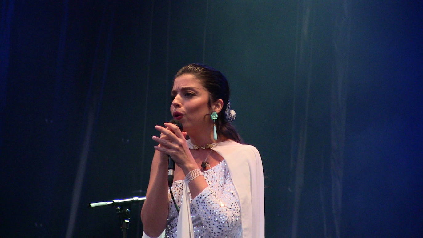 Soleá Morente, en el escenario de la plaza Mayor de León. 
