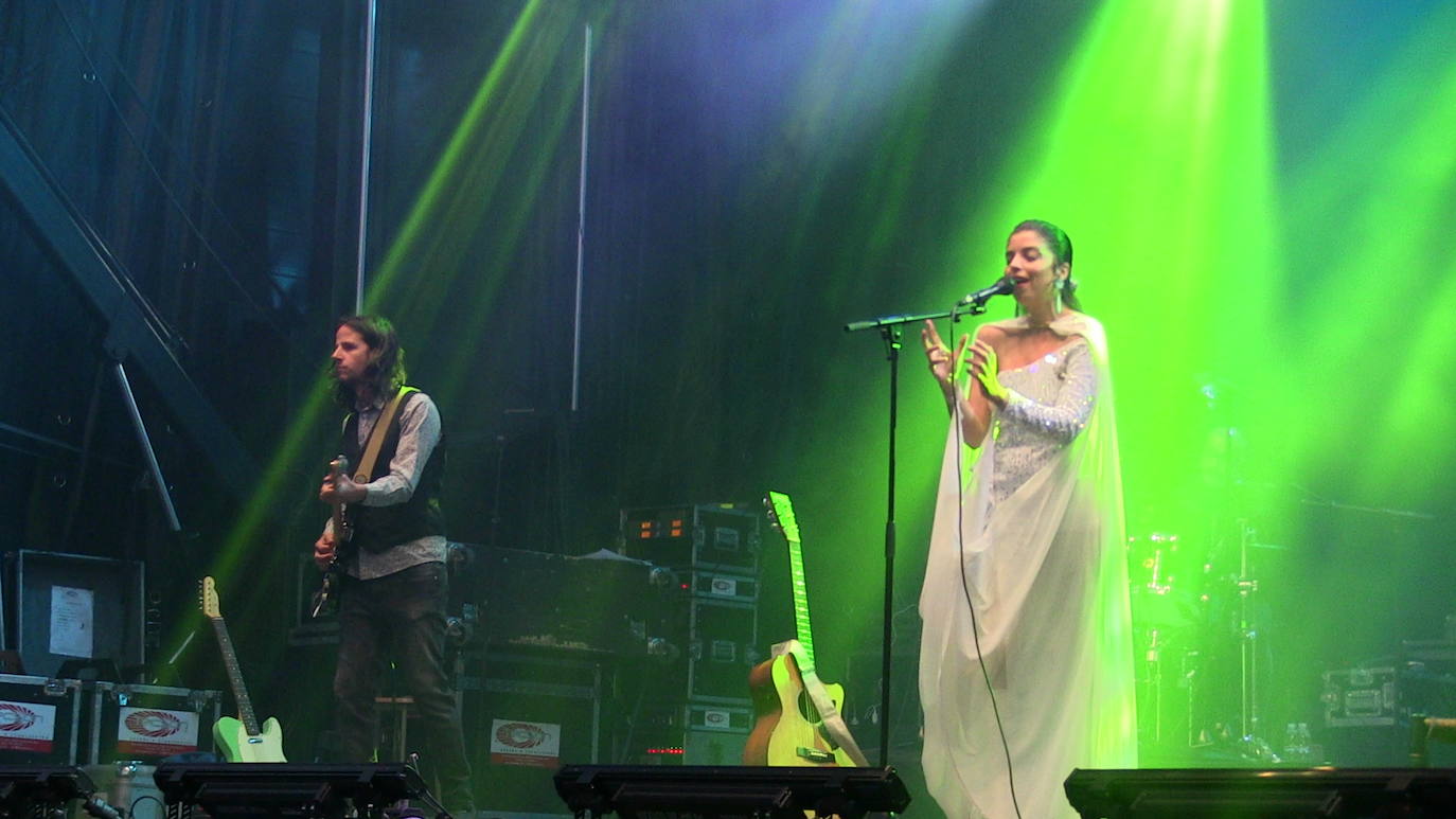 Soleá Morente, en el escenario de la plaza Mayor de León. 