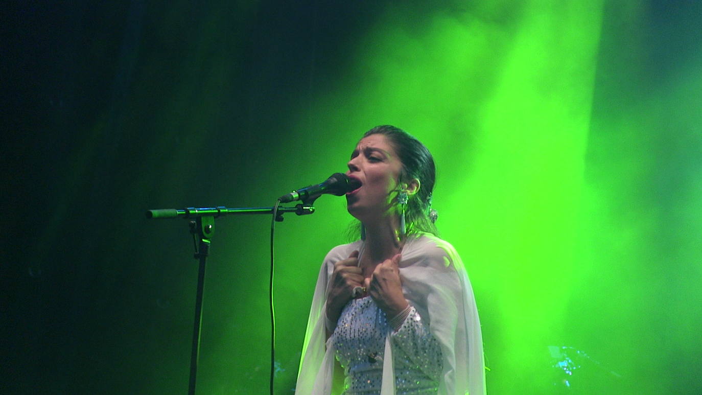 Soleá Morente, en el escenario de la plaza Mayor de León. 