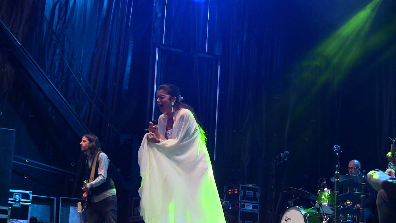 Soleá Morente, en el escenario de la plaza Mayor de León. 
