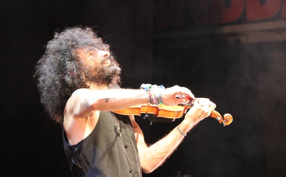 Ara Malikian, durante su actuación en el Palacio de los Deportes de León. 