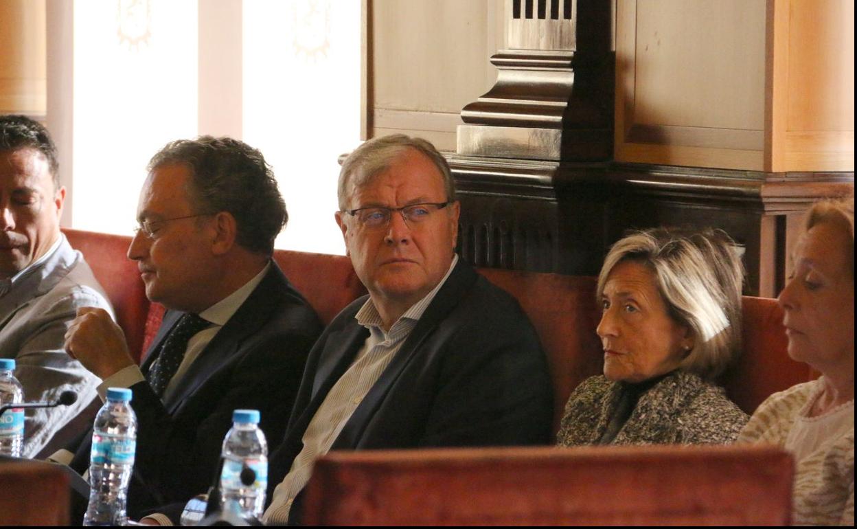 Antonio Silván, este lunes, durante el pleno en el Ayuntamiento de León. 