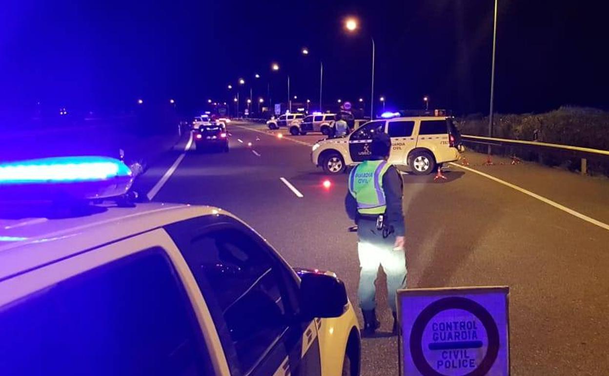 Uno de los controles establecidos por la Guardia Civil en León. 