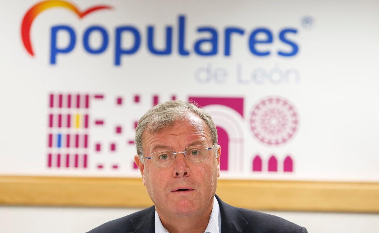 Antonio Silván, senador leonés por el PP, durante una rueda de prensa en el Ayuntamiento de León. 