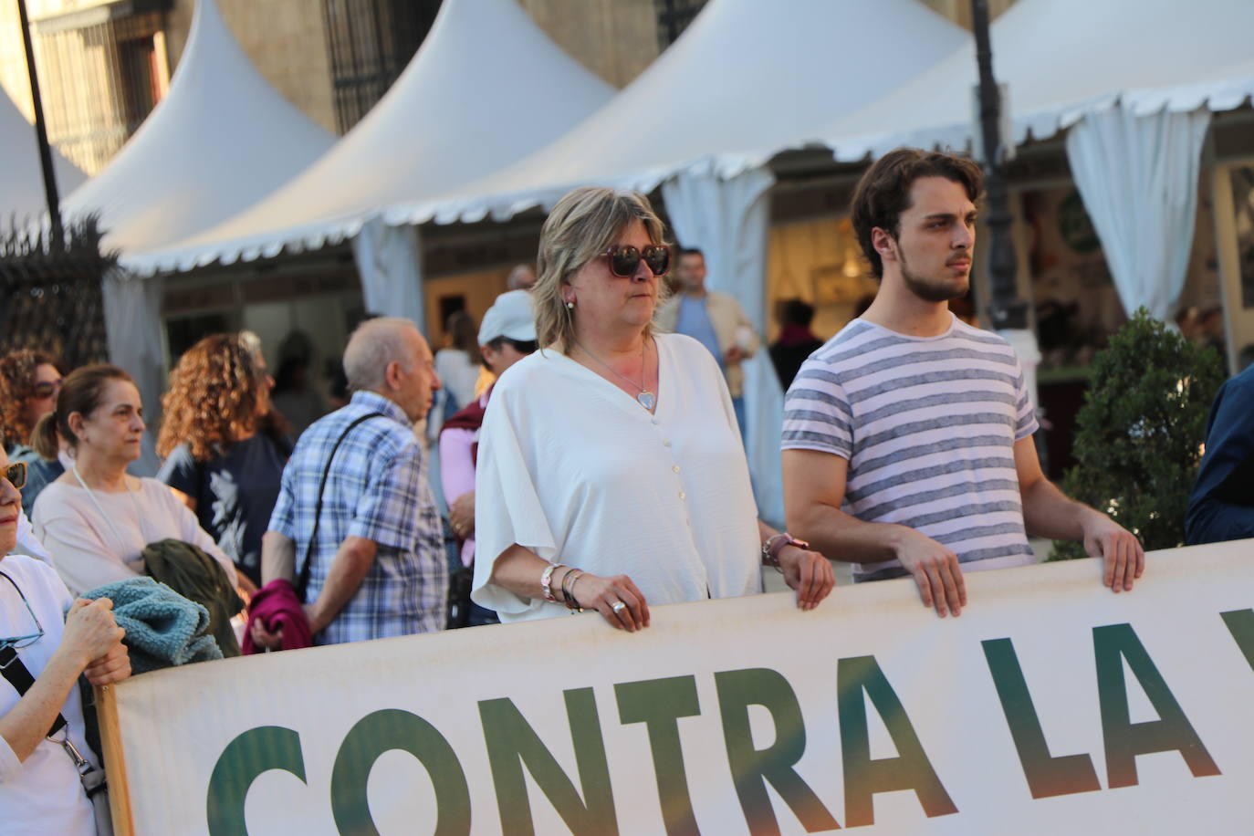 Manifestantes de 'Los Lunes sin Sol' denuncian en la Plaza Botines, el asesinato por violencia machista de Gema y Virginia.