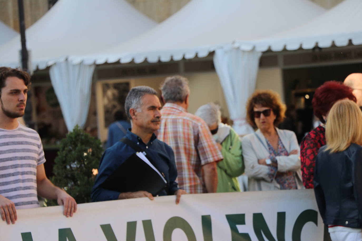 Manifestantes de 'Los Lunes sin Sol' denuncian en la Plaza Botines, el asesinato por violencia machista de Gema y Virginia.