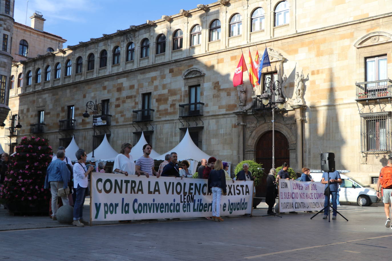Manifestantes de 'Los Lunes sin Sol' denuncian en la Plaza Botines, el asesinato por violencia machista de Gema y Virginia.
