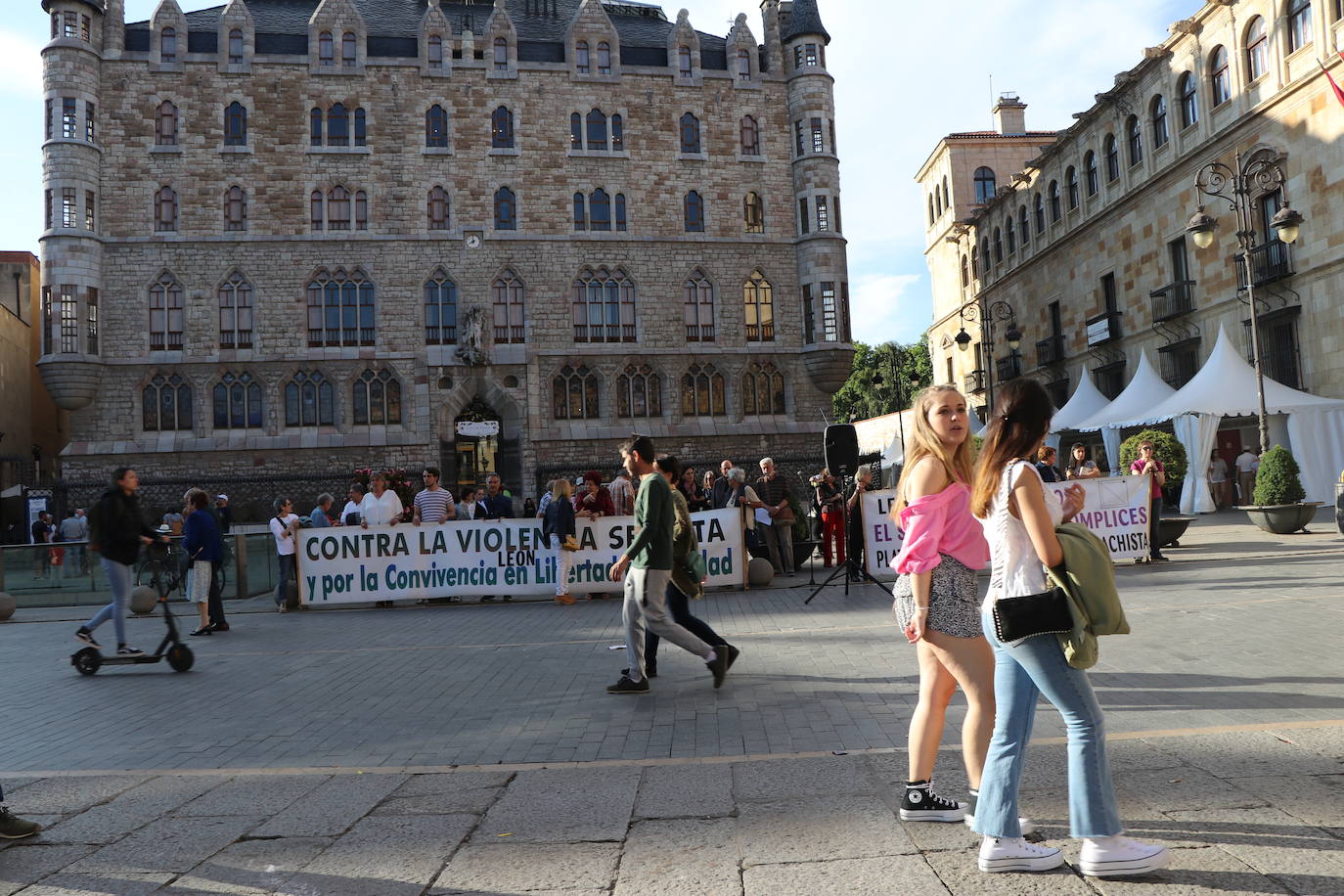 Manifestantes de 'Los Lunes sin Sol' denuncian en la Plaza Botines, el asesinato por violencia machista de Gema y Virginia.
