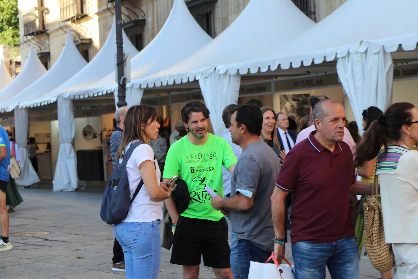 Los 60 'corregrinos' llegan a la Plaza de San Marcelo, recibidos por familiares y amigos. 