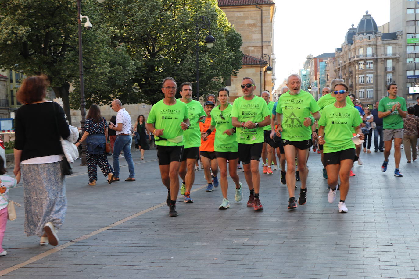 Los 60 'corregrinos' llegan a la Plaza de San Marcelo, recibidos por familiares y amigos. 