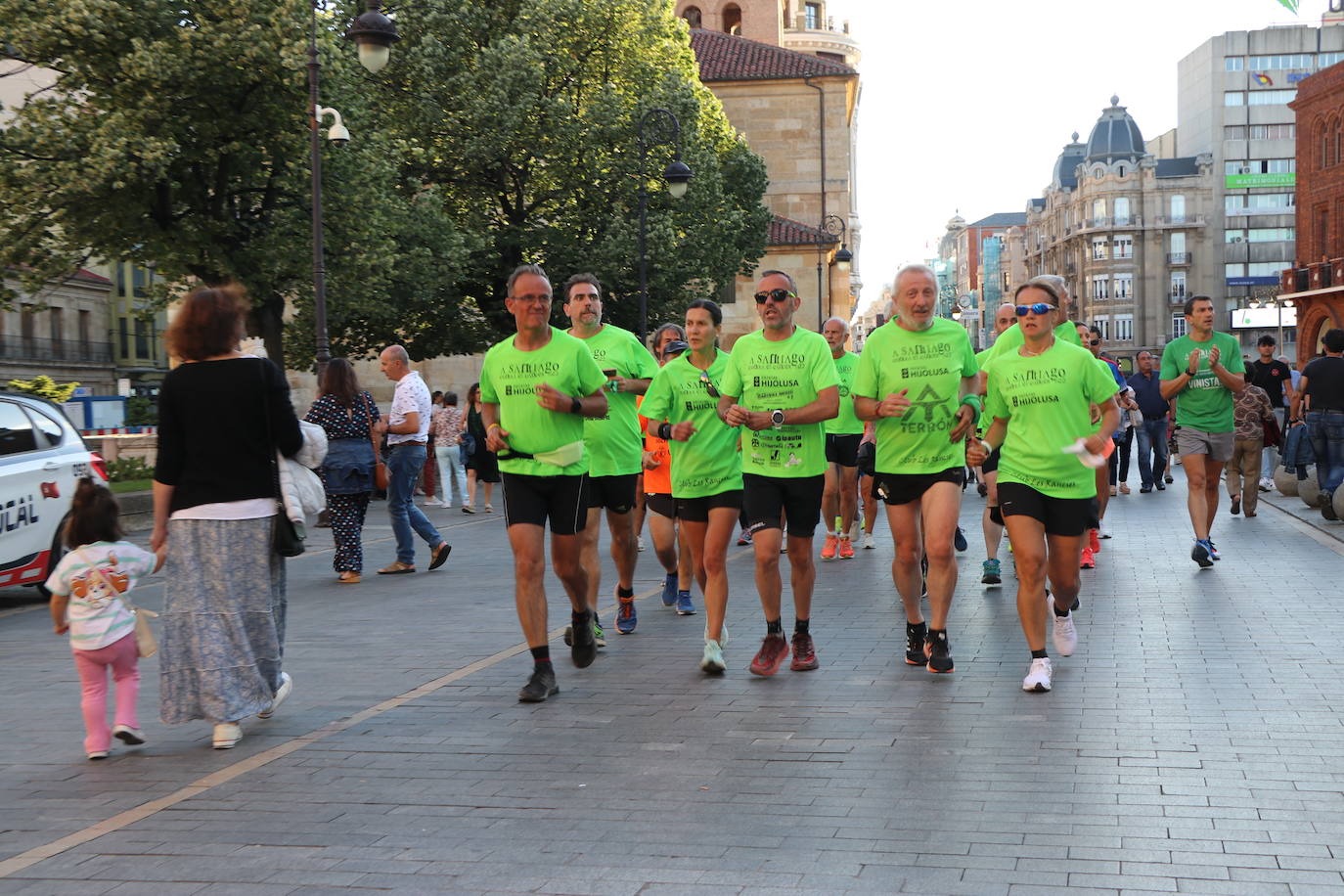 Los 60 'corregrinos' llegan a la Plaza de San Marcelo, recibidos por familiares y amigos. 
