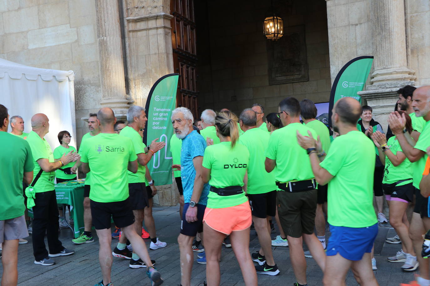Los 60 'corregrinos' llegan a la Plaza de San Marcelo, recibidos por familiares y amigos. 