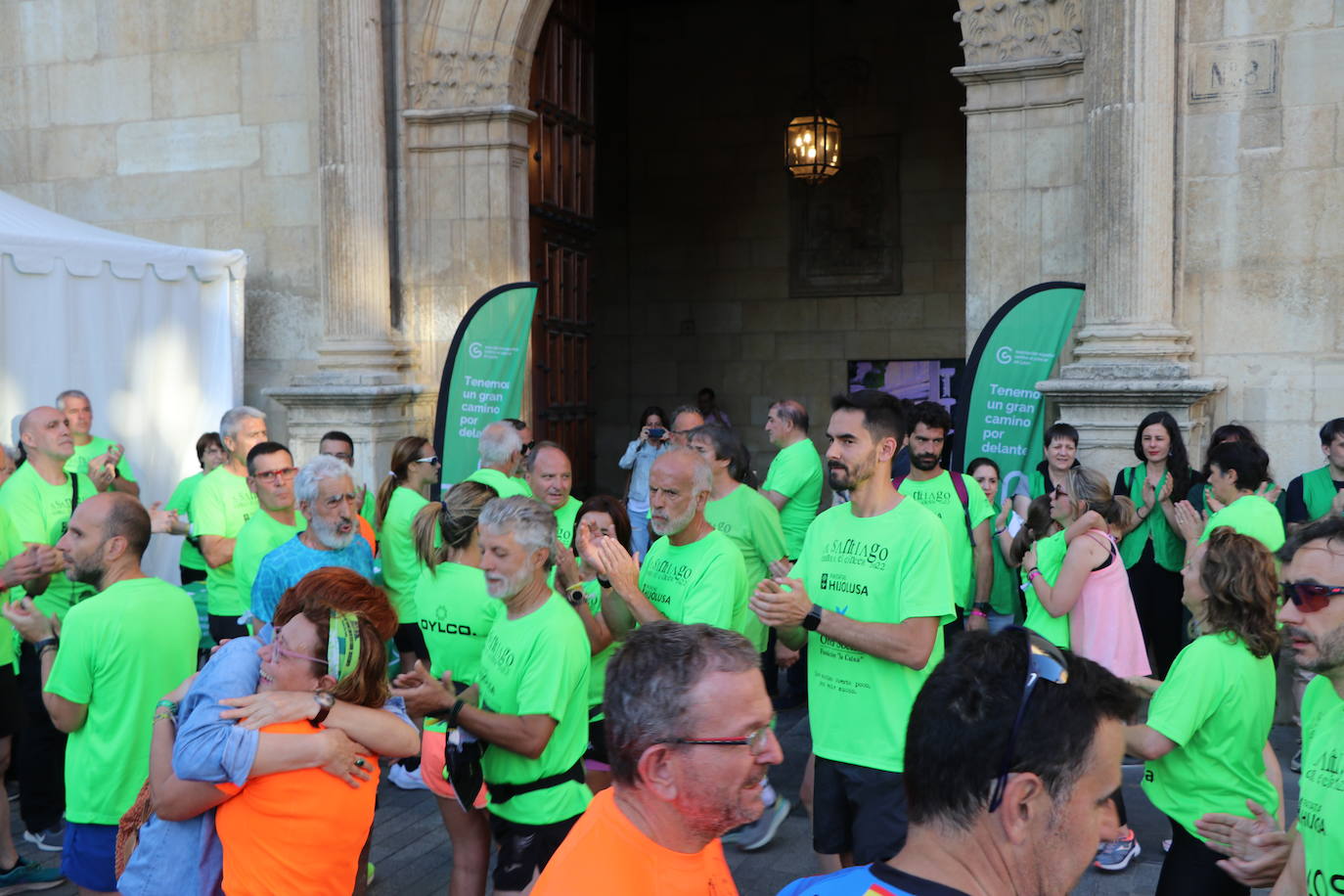 Los 60 'corregrinos' llegan a la Plaza de San Marcelo, recibidos por familiares y amigos. 