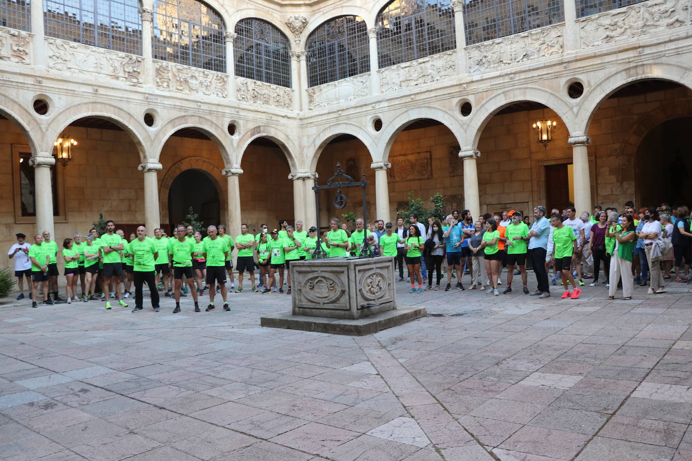 Los 60 'corregrinos' llegan a la Plaza de San Marcelo, recibidos por familiares y amigos. 