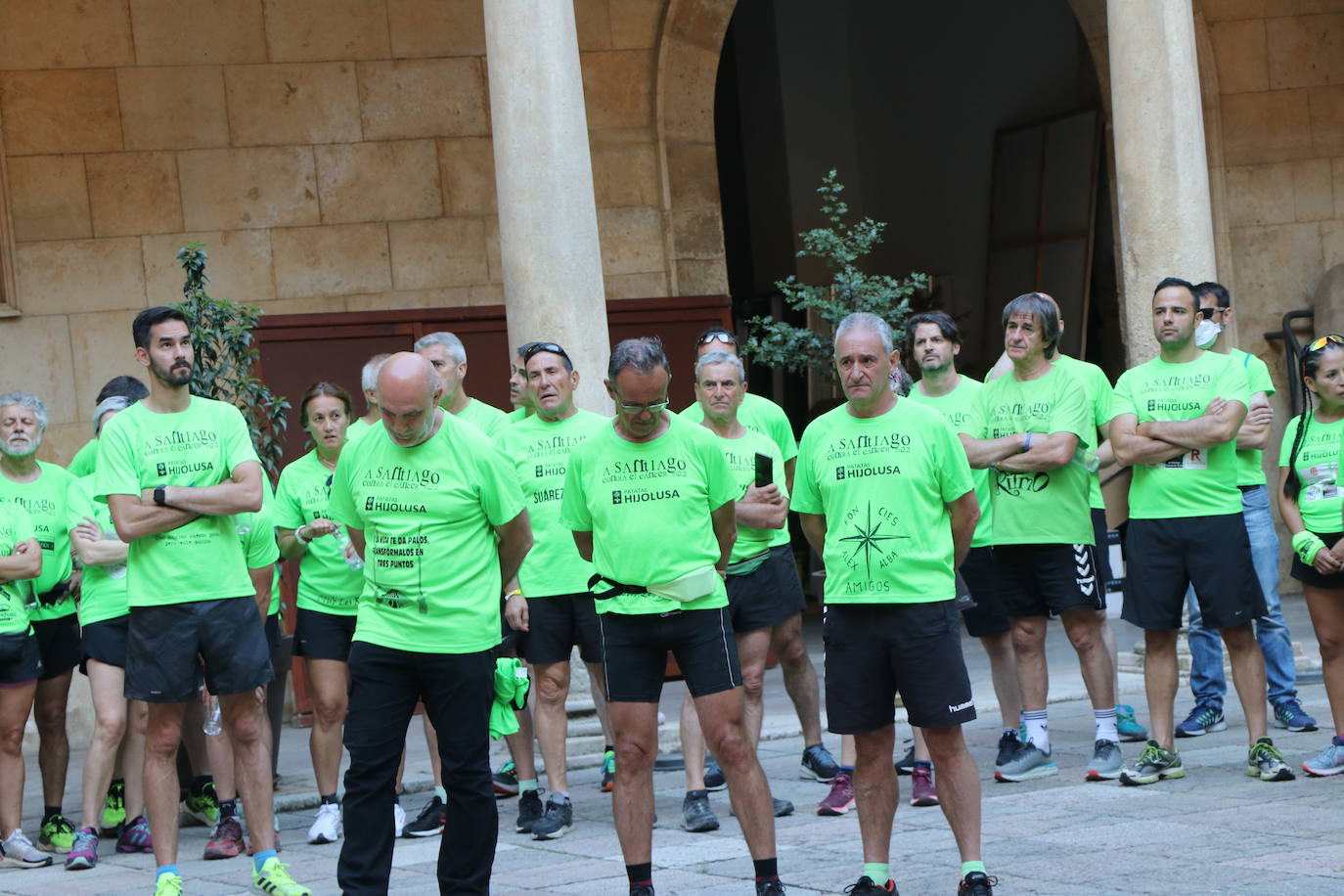 Los 60 'corregrinos' llegan a la Plaza de San Marcelo, recibidos por familiares y amigos. 