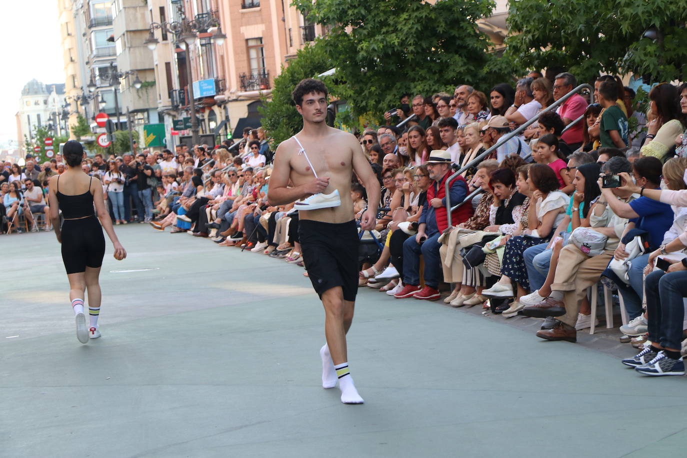 Desfile de moda de jóvenes diseñadores de León. 