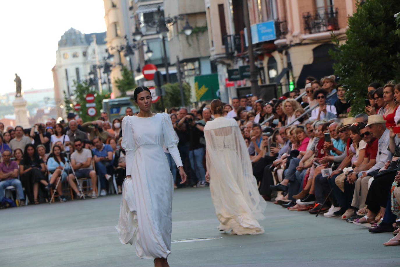 Desfile de moda de jóvenes diseñadores de León. 