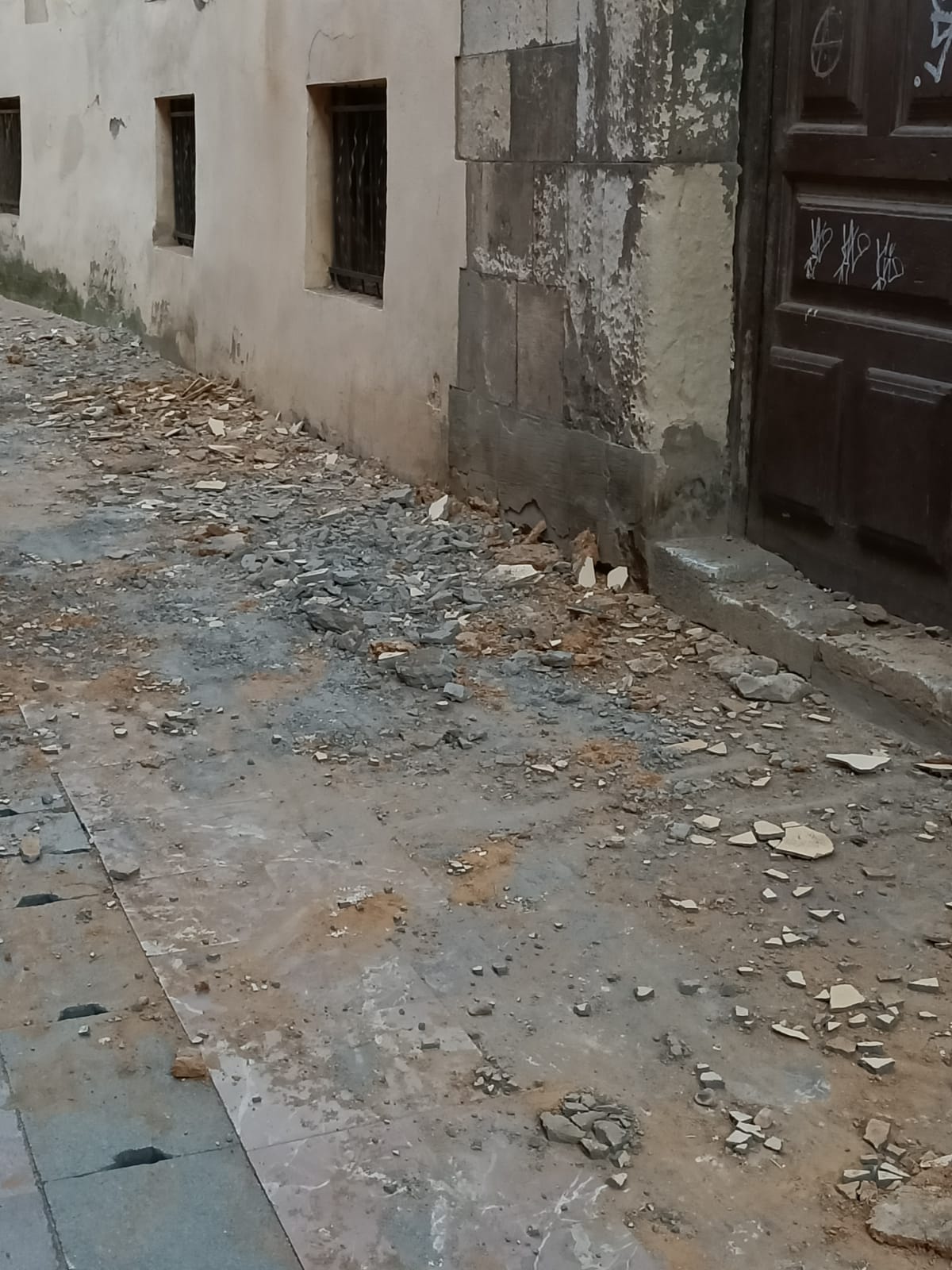 Fotos: Caída de cascotes a la vía pública