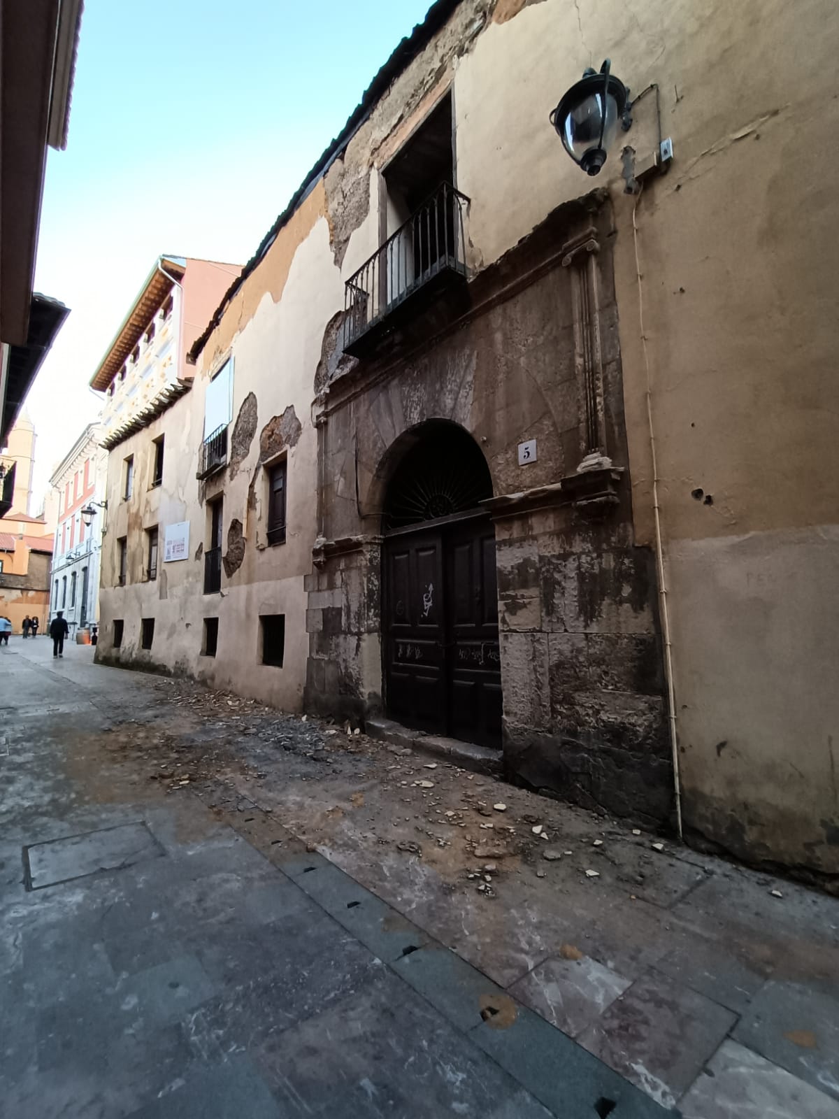 Fotos: Caída de cascotes a la vía pública