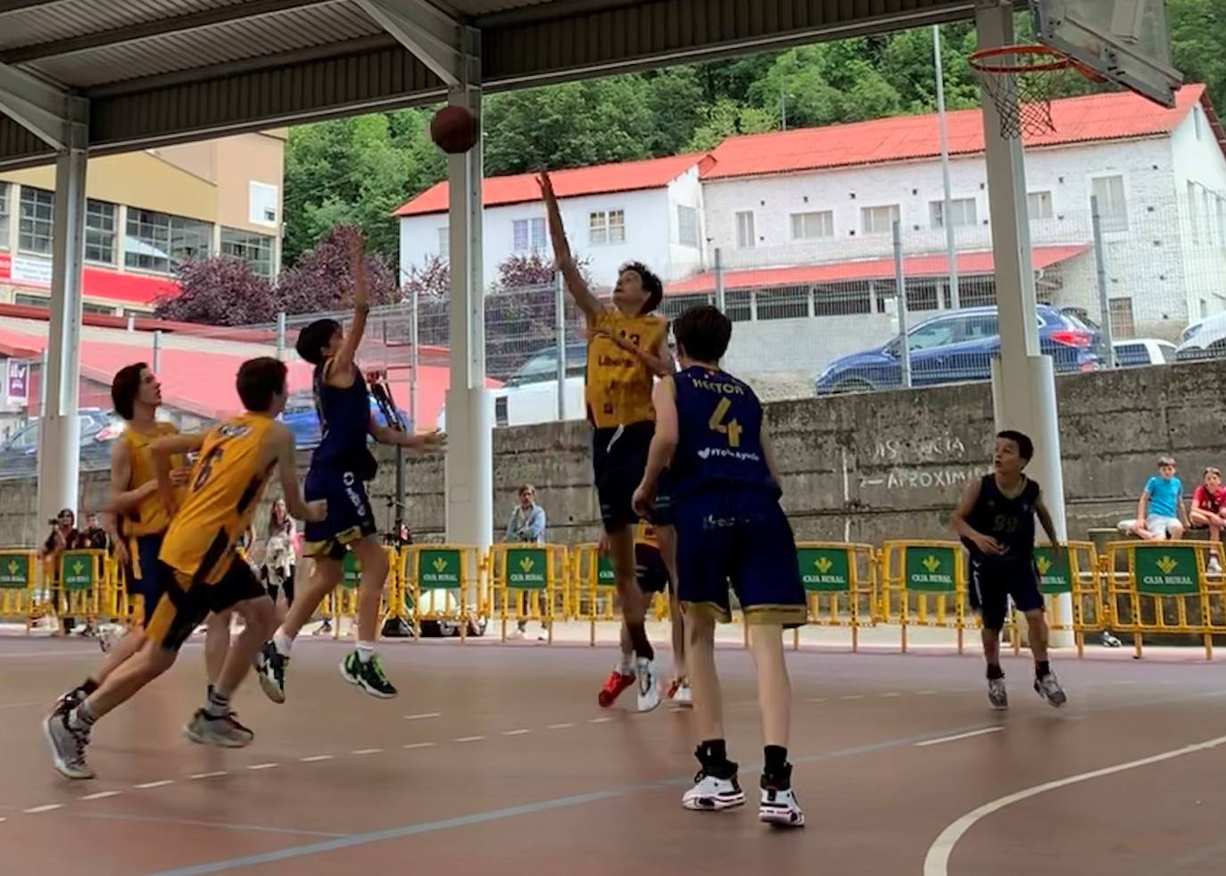 Fotos: El CB Reino de León, presente en Cangas de Narcea