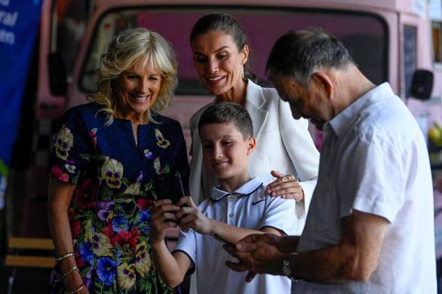 Jill Biden y la Reina se hacen un selfie con un niño refugiado.